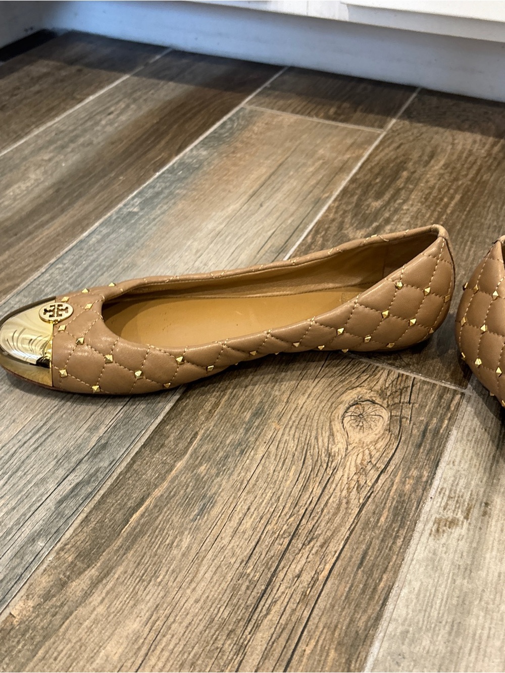Tory Burch Kaitlin Taupe Gold Cap Toe Studded Medallion Slip On Ballet Flats 9 - Picture 6 of 12